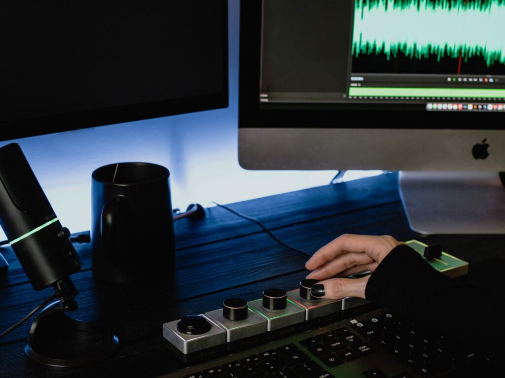 a hands design the music